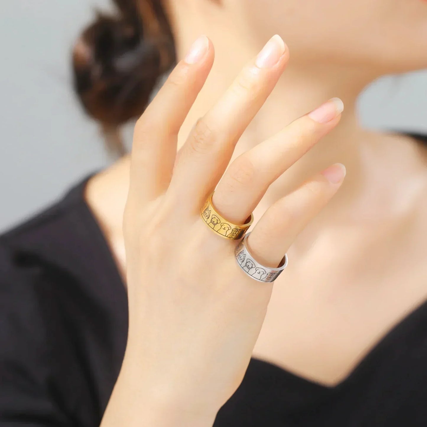 Anillo ancho de acero inoxidable con motivos de perro – Diseño grabado para mujer