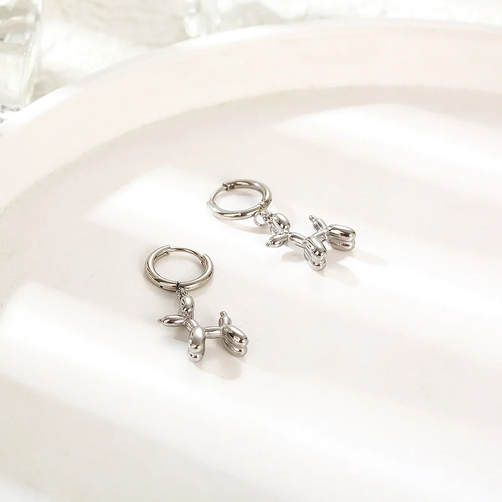 Pendientes de globos miniatura en forma de perro – Aros dorados con colgante de perro divertido